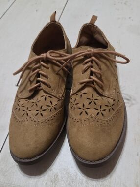Women’s Suede Laser-Cut Oxford Shoes in Tan 7. F8/22